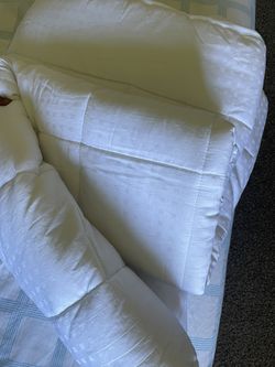 Brand New Full Size Mattress Cover/Pad White  Smock and pet free home 