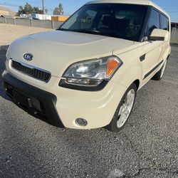 * 2010 KIA SOUL WITH 2.0 L * 4 CYL* * AUTOMATIC * 2 ROWS SEATING* *5 PASSENGERS* * 106000 MILES* * It runs and drives good* * SE HABLA ESPAÑOL*