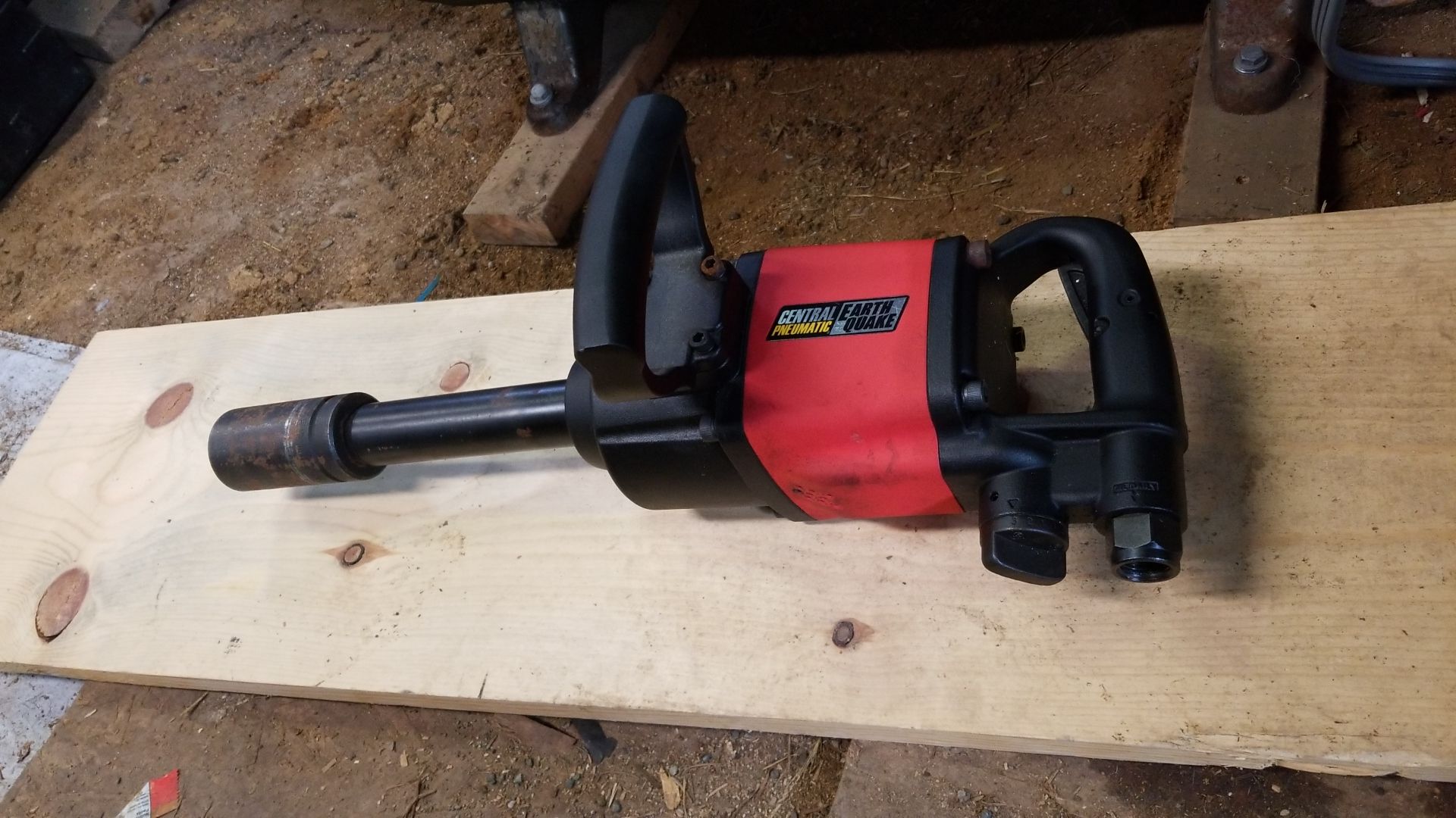 Central pneumatic 1 inch impact gun. Comes with 33 mm socker for Sale