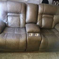 Love Seat - Power Recliner 