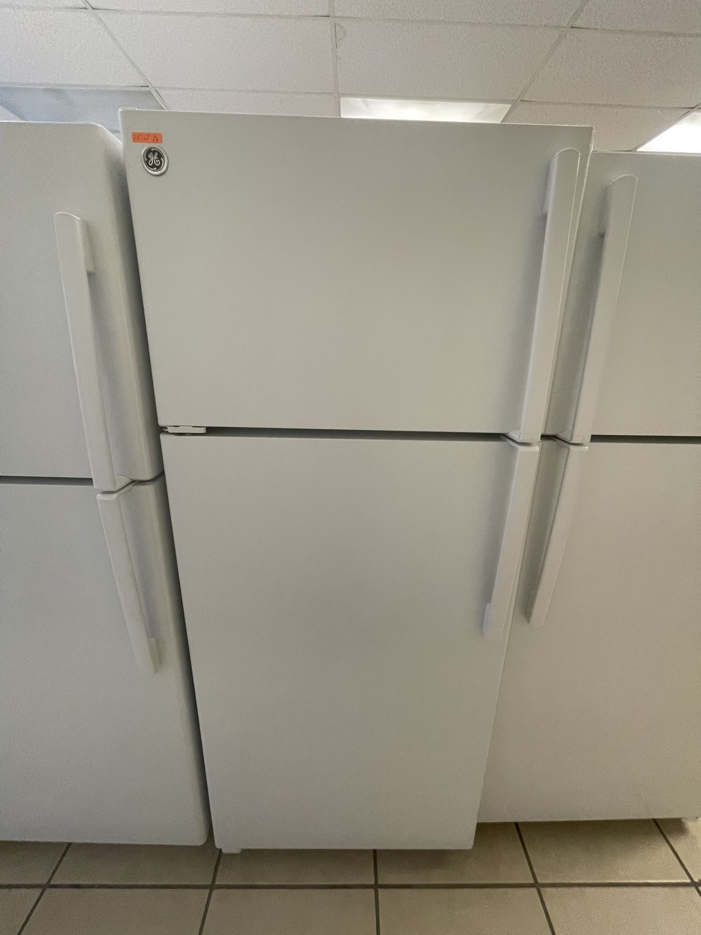 GE TOP BOTTOM FRIDGE WHITE
