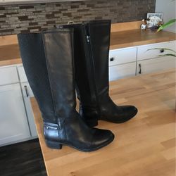Hush Puppies women’s boots size 6 New $20. 