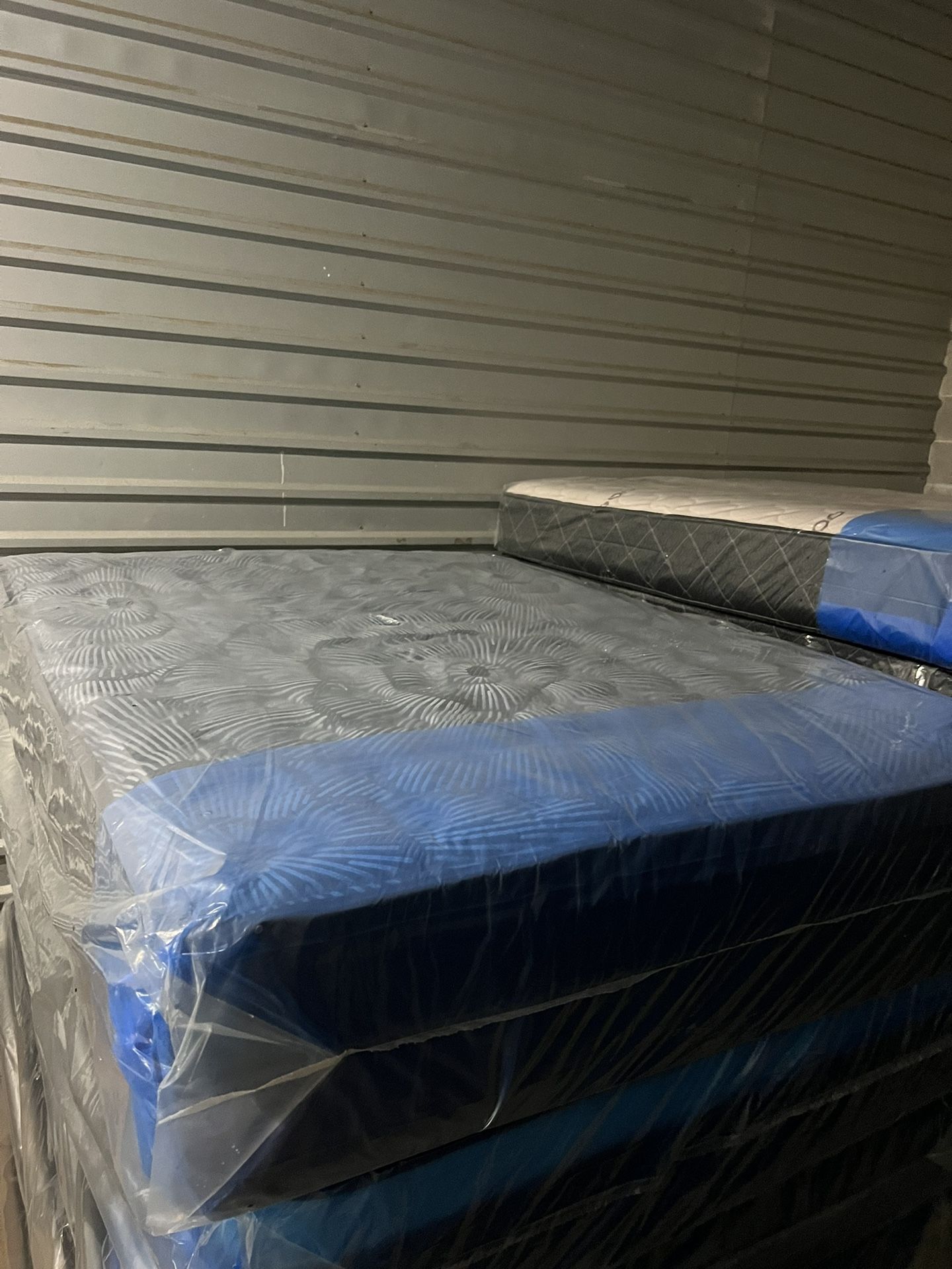 Queen Size Serta Pillowtop