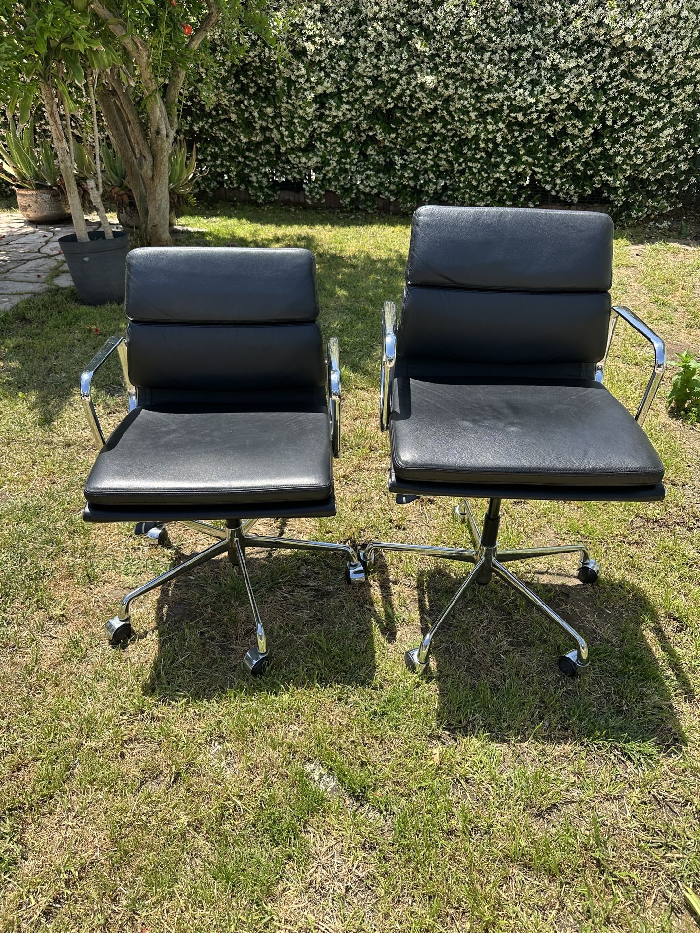 OFFICE EXECUTIVE CHAIRS WITH HANDLE FOR UP AND DOWN ADJUSTMENT ONLY OUT FOR PICTURES ALWAYS KEPT INDOORS
