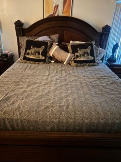 Traditional Dark Wood 4-Piece King Size Bedroom Set