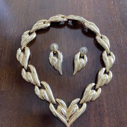 Late 80s Vintage Gold Tone Matching Chunky Earrings And Heart Shaped Choker Necklace