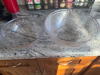 Serving bowls-plastic w. Lids