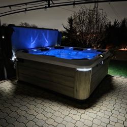 Bullfrog Spas A8 Luxury Hot Tub – Delivery Included 