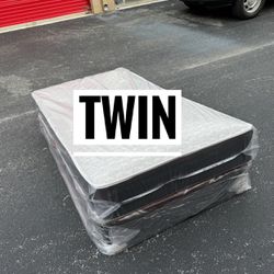 Twin Size Mattress and Box Spring // Delivery Available 🚛