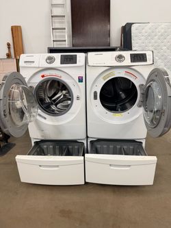 Electric Samsung washer and dryer with pedestals