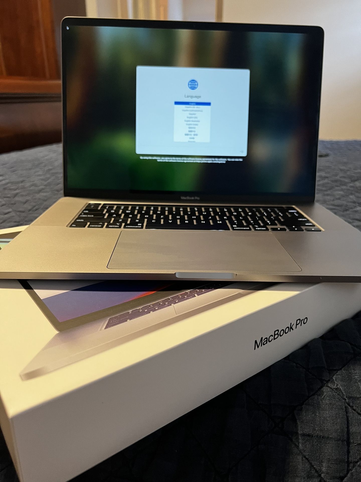 macbook pro 2019 excellent condition 200 cycle battery 