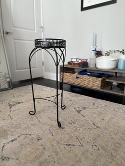 Black Metal Plant Stand – 27 Inches Tall, 10-Inch Diameter