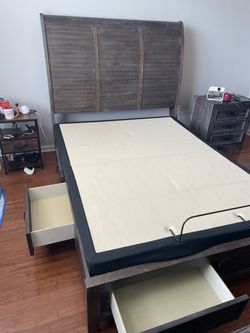 Queen size bedframe
