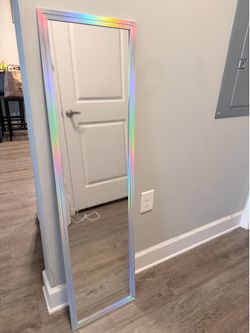 Iridescent mirror