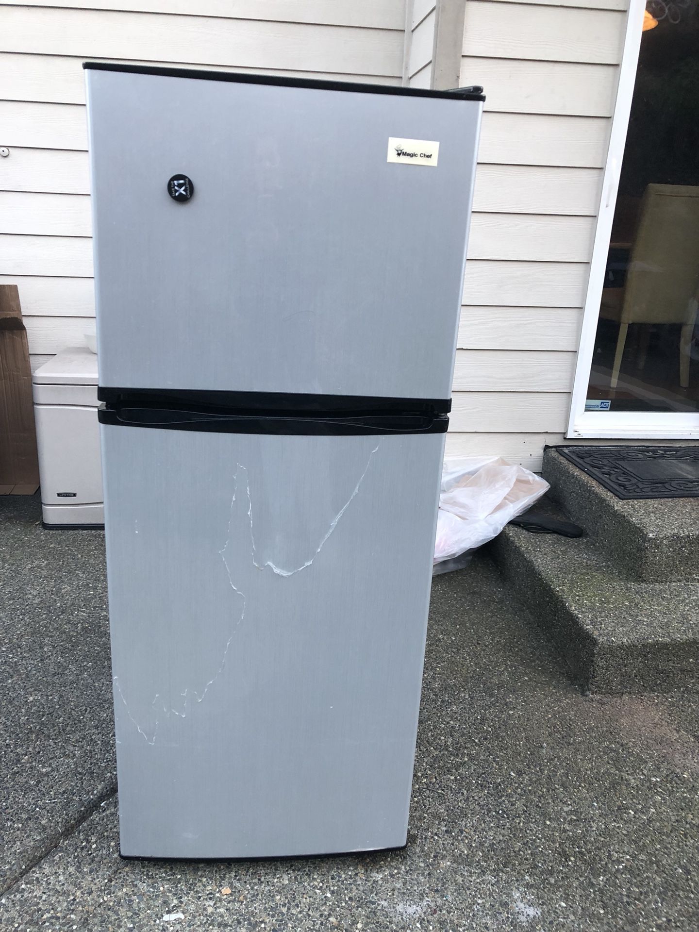 Magic Chef Refrigerator 10 cu ft