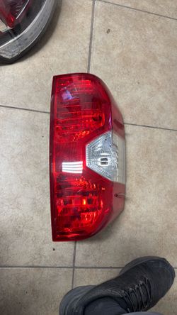 Toyota tundra, tall light