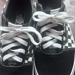 Used tennis shoes in good condition