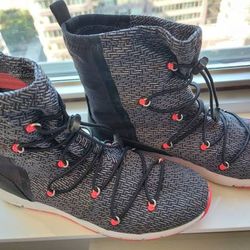 Women Size 8. Under Armour sneakers like new .