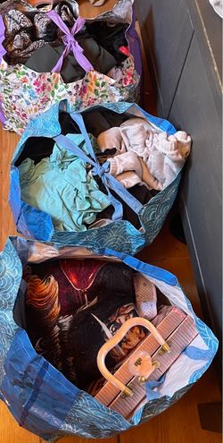Free bags of women’s clothes and more
