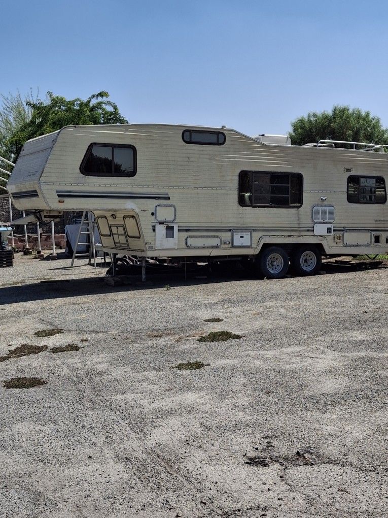 1989 Vocationer 5th Wheel Camper. 26ft