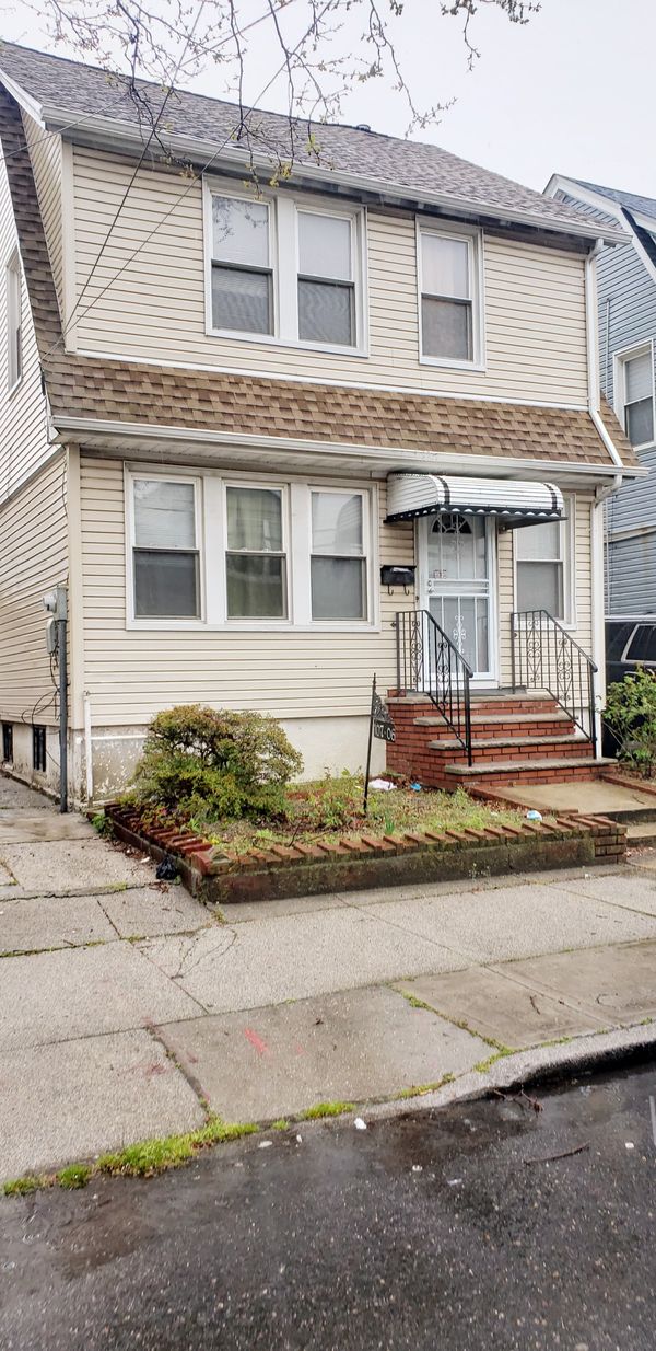 Beautiful One family detached house for sale in Richmond Hill Queens