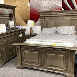 Queen Bedroom Set $1,899.99