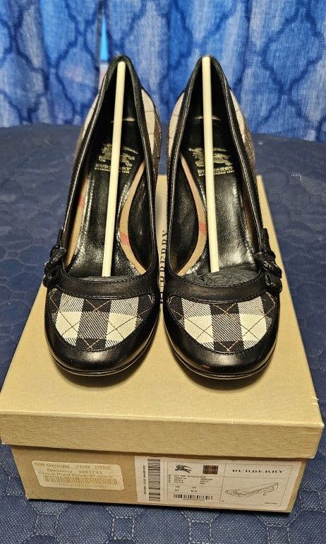 Womens Burberry House Check Pattern Canvas Pumps