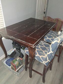 Dinning room table with two chairs