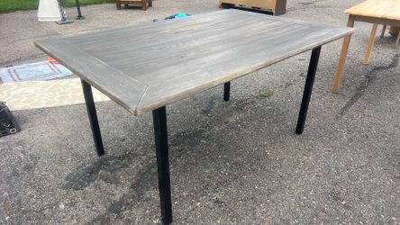 Metal leg desk