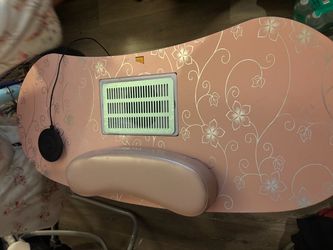 Nail desk with vent