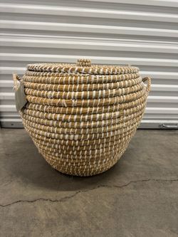 New with tags Large Woven Seagrass Basket with Lid