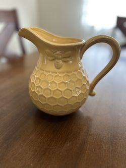 Boston International Bee Pitcher