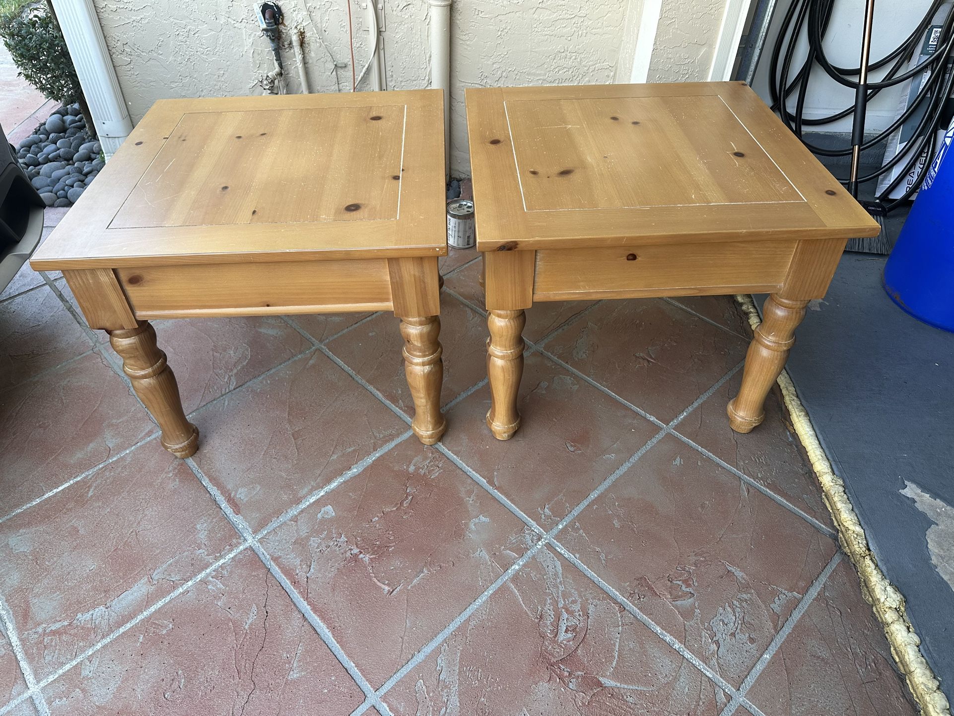 2 Side Tables 