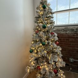 7.5-Foot Snow-Covered (Flocked) Artificial Christmas Tree – Winter Wonderland Style