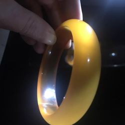 VINTAGE 1930'S HIGH DOMED APPLE JUICE BAKELITE BANGLE BRACELET. Shipped with USPS First Class.   Excellent condition, no flaws and nice larger size   