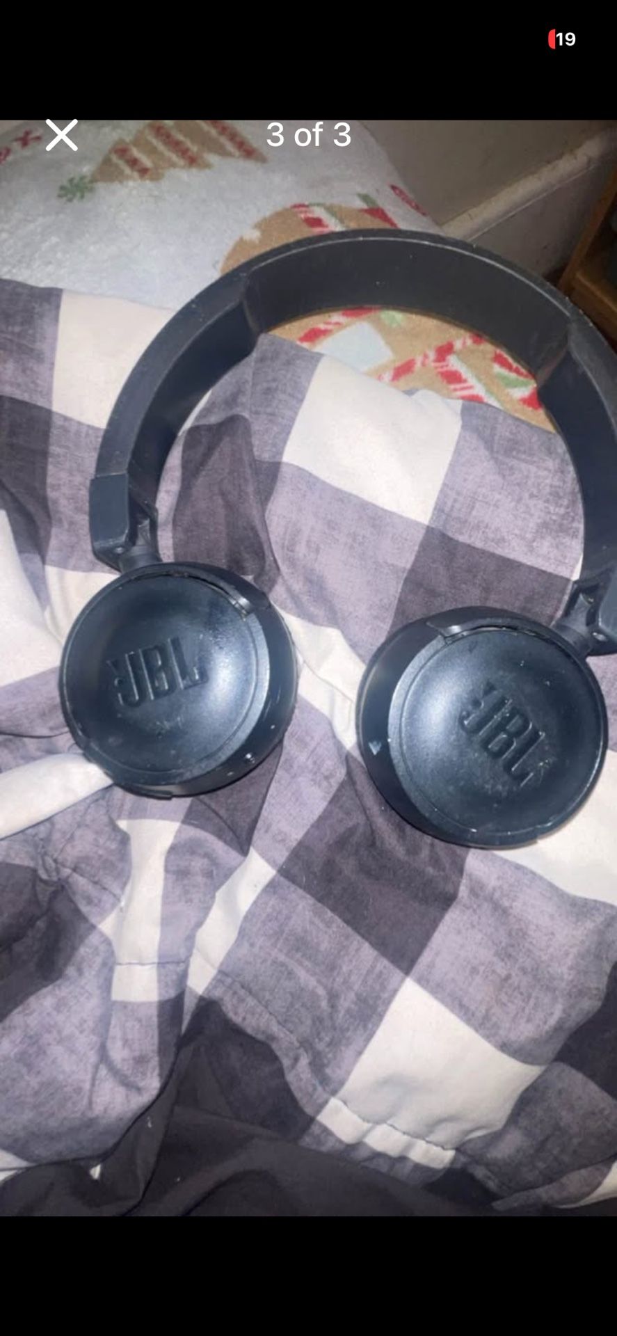 JBL Live 460NC headphones 