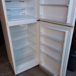 SANYO MEDIUM FRIDGE 10 CUBIC  USED BUT WORKS EXCELLENT FREEZER AND COOLER 
