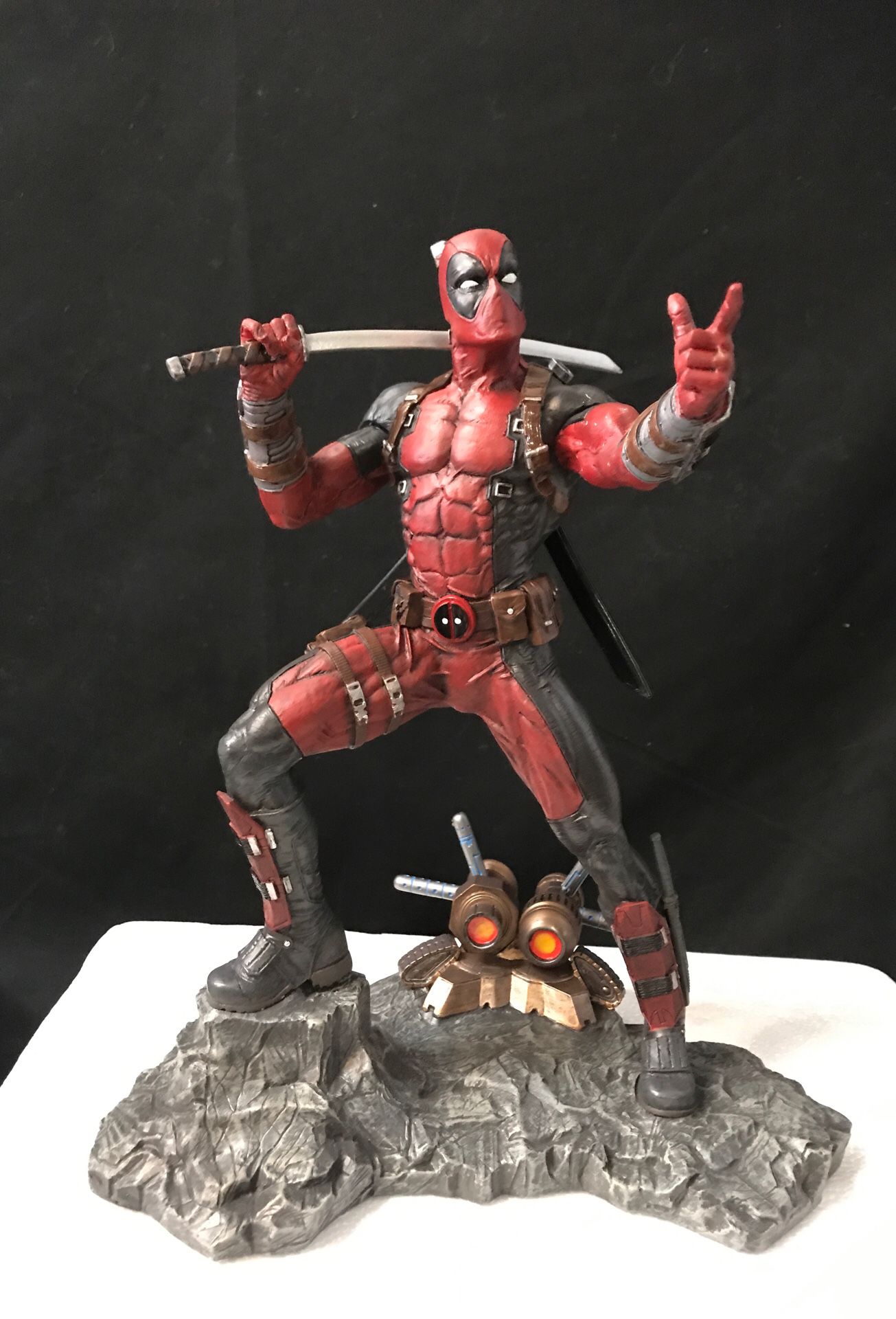 Premier Collection DEADPOOL Resin Statue and Beast Combo