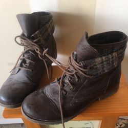 Woman’s Boots 