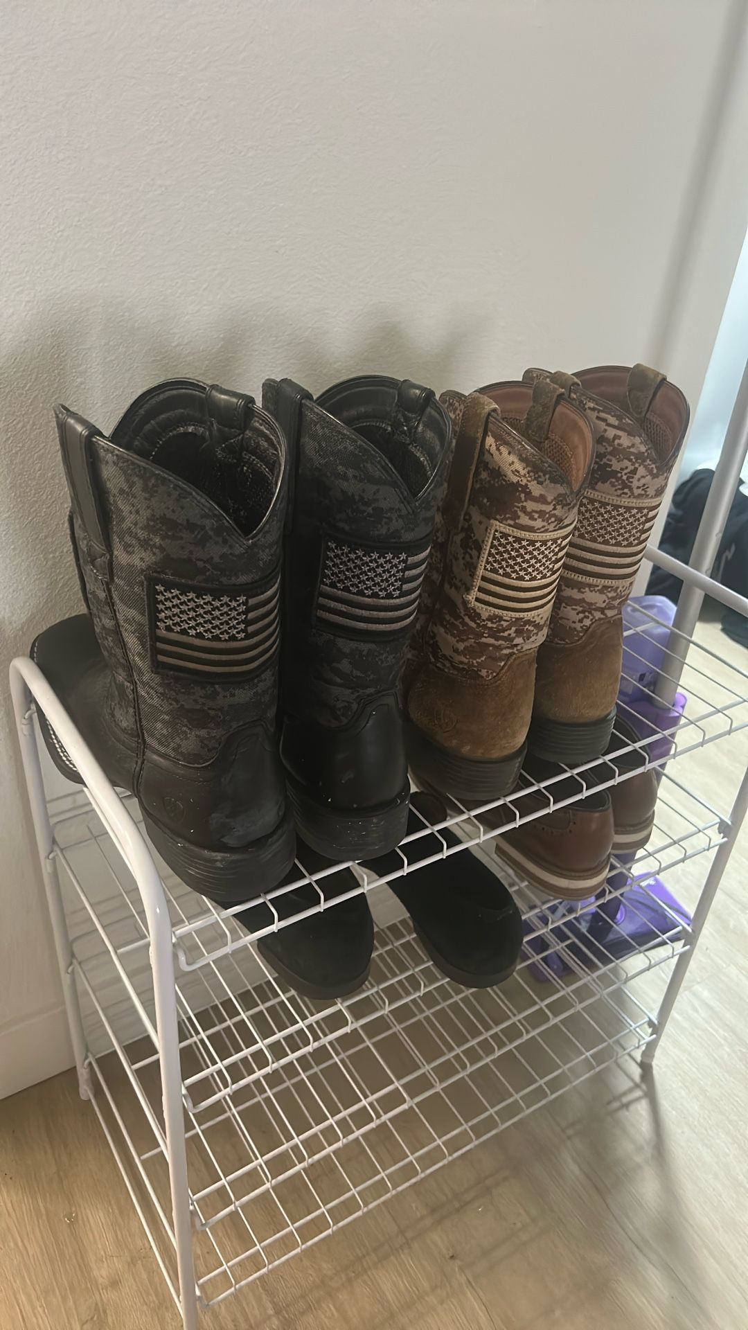 BOOTS SIZE 8.5