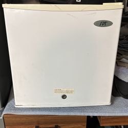 SPT UF-114W Upright Freezer, White, 1.1 Cubic Feet