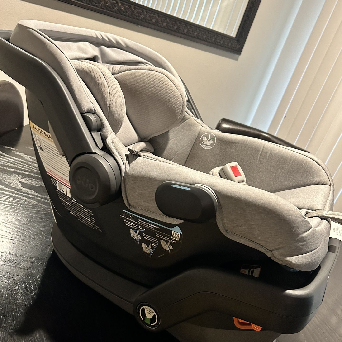 Uppababy Mesa V2 Infant Car Seat and Uppababy Car Seat Travel Bag 