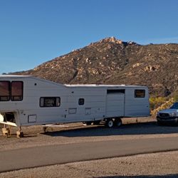 Fifth WheelTrailer With Pop Out