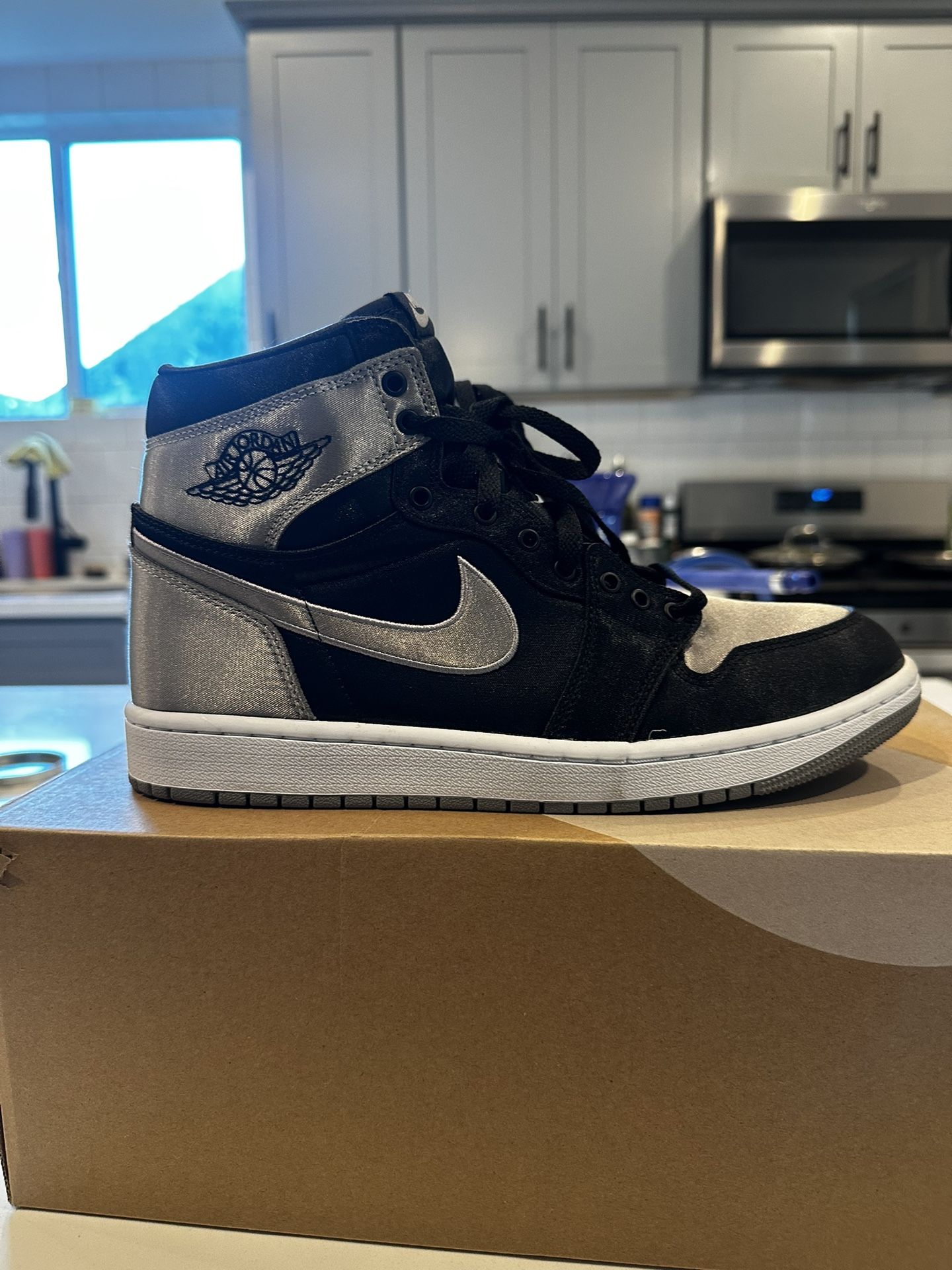 Like New Jordan 1s Black & Silver Size 10.5