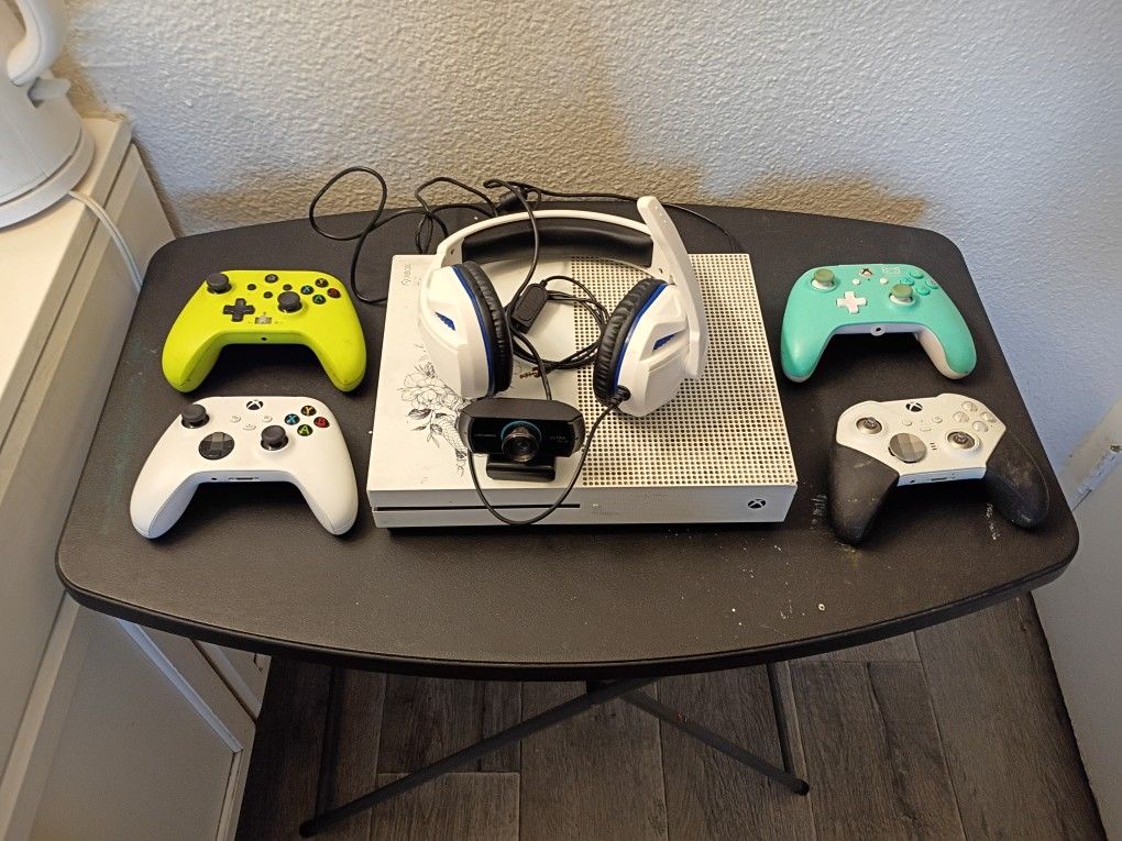 Xbox One S, 4 Controller, Headset, Webcam 