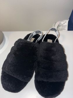 Woman Ugg slippers fits size 6-8