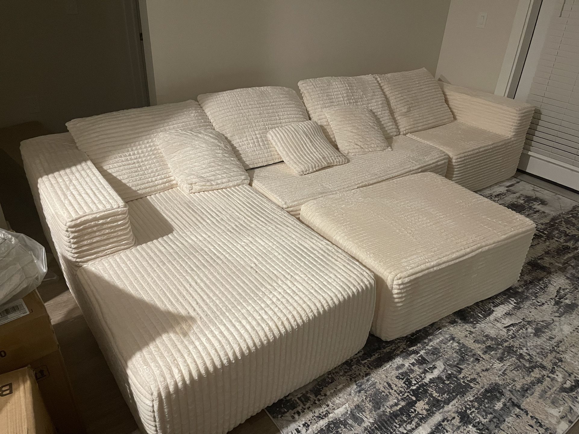 Brand New Modern Couch, never used just received! (High Quality Boneless)