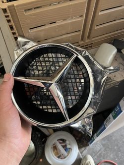 C 300 Grill Emblem