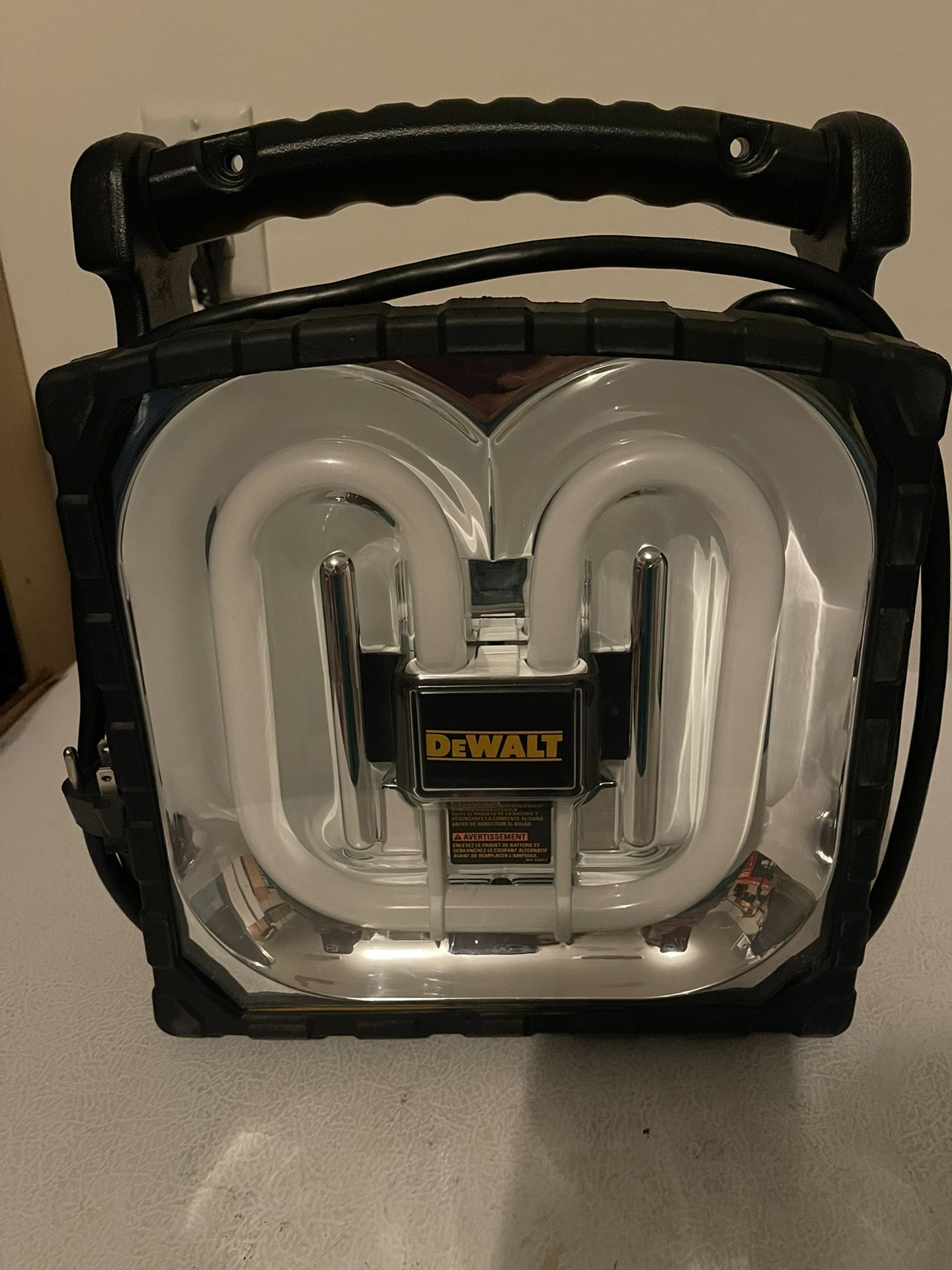 DEWALT DC020 Cordless/Corded Worklight Like New Condition