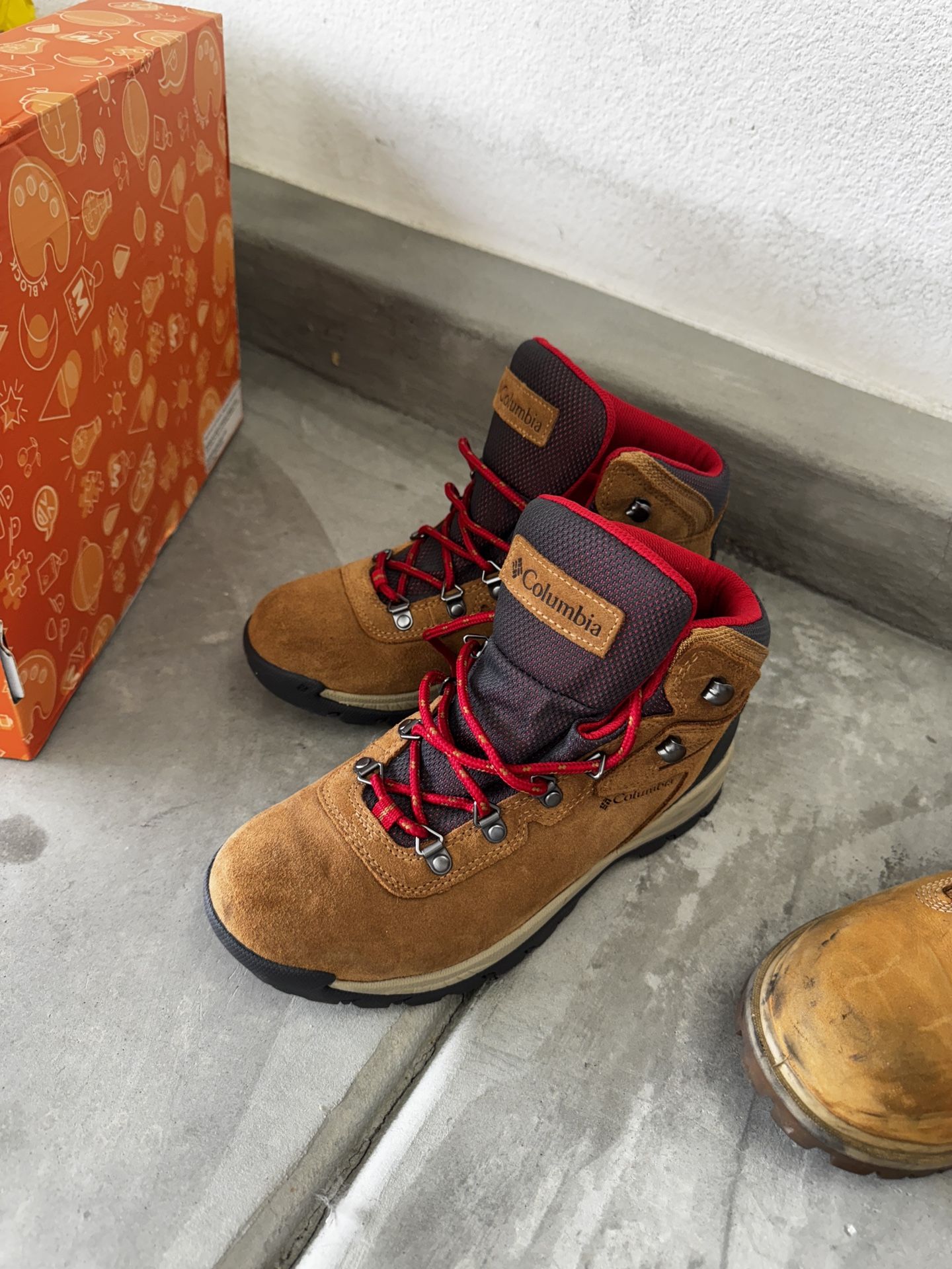 Women's 8.5 Columbia Hiking Boots